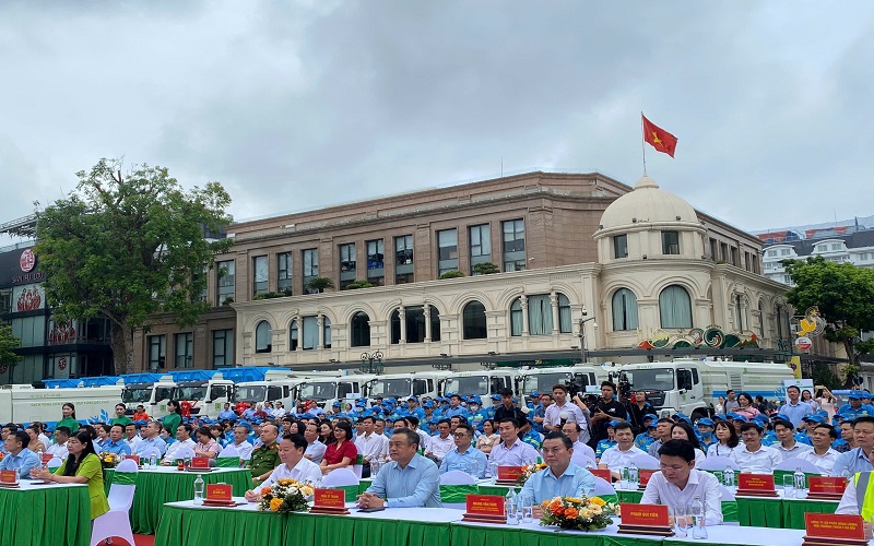 Hà Nội: Ra quân vận hành phương tiện, thiết bị vệ sinh môi trường hiện đại